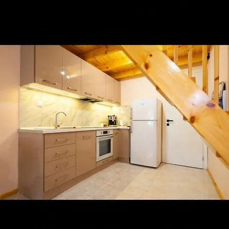 A F Small Maisonette * Dráma