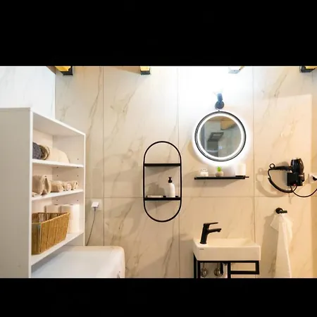 A F Small Maisonette Dráma