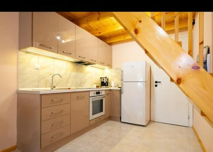 A F Small Maisonette * Dráma